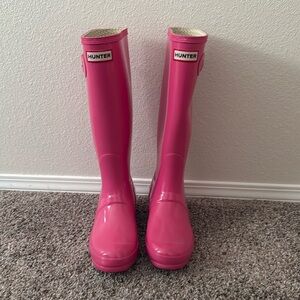 HUNTER Brand; size US 7F; original gloss tall in bubblegum pink.